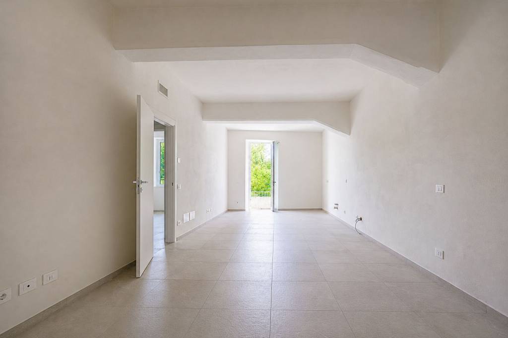 Trilocale rifattto a nuovo, con balcone e cortile privato.