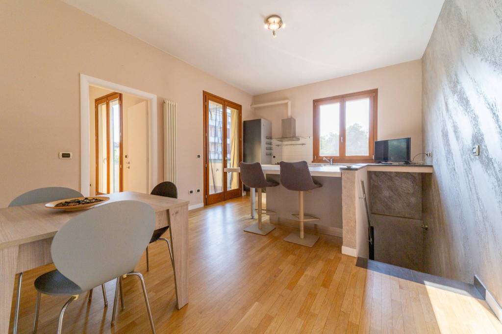 Moderno e ampio bilocale con giardino, balcone e garage!