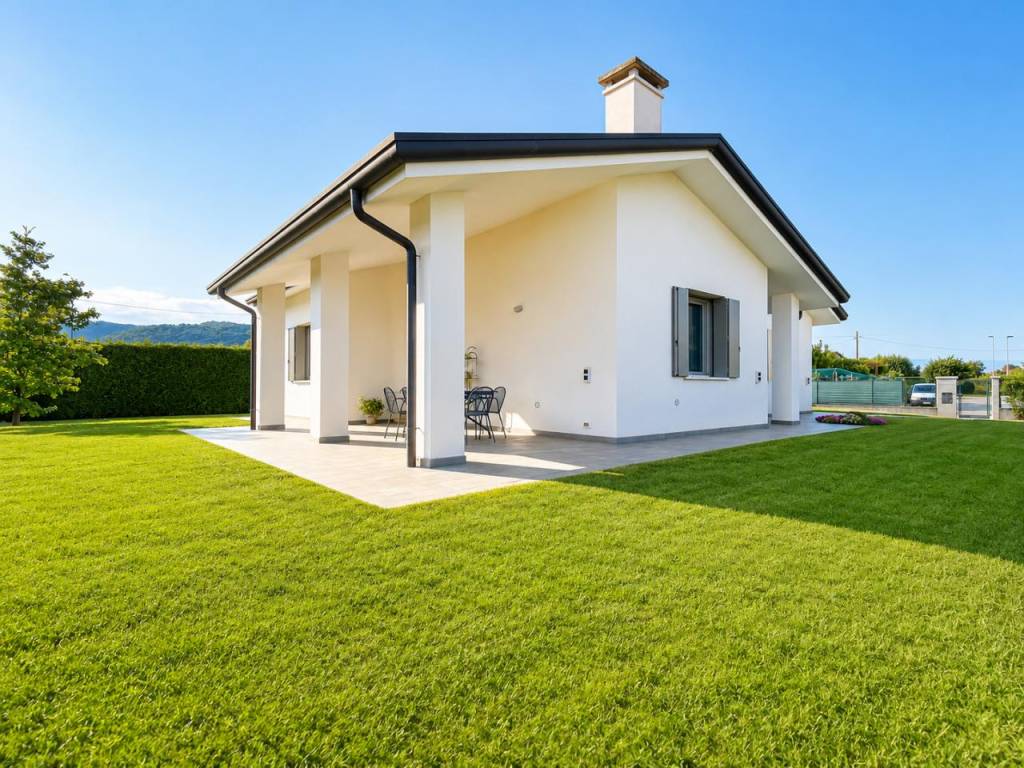 COSTABISSARA – Villetta singola con terreno edificabile