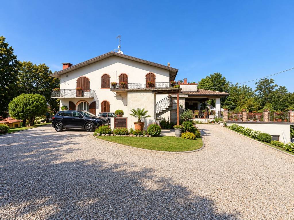 Pentalocale in bifamiliare con garage a Costamezzana