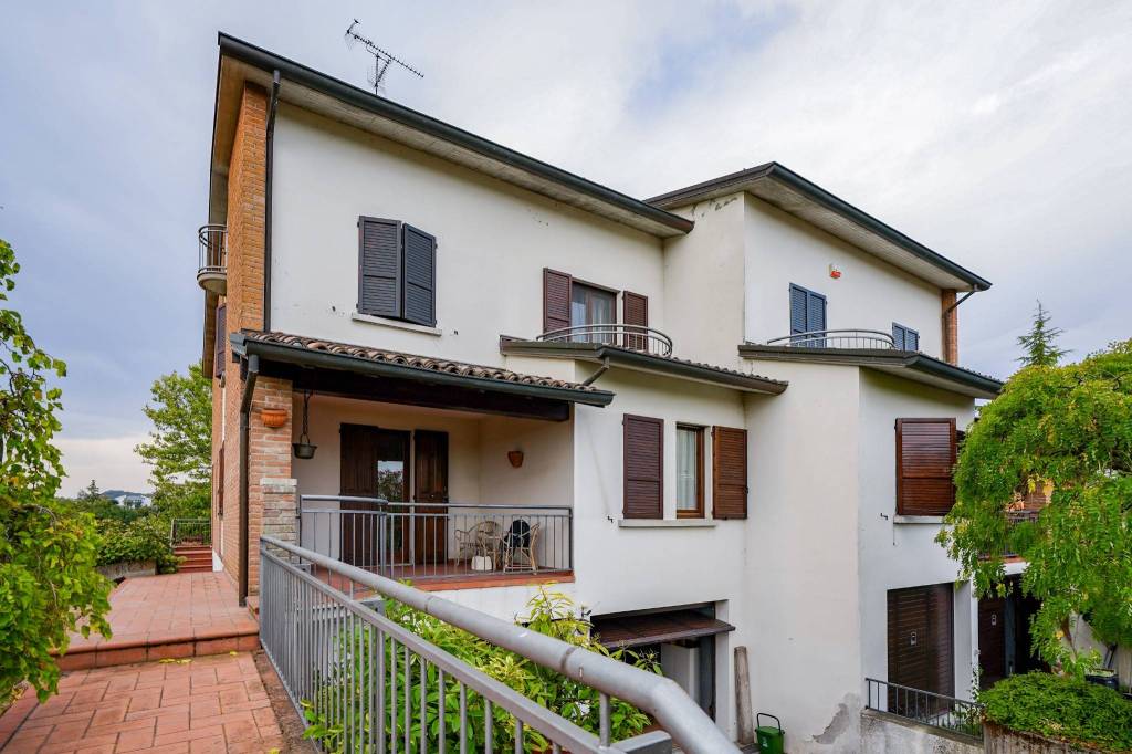 Casa semi indipendente con 1.000 mq di giardino, in collina.