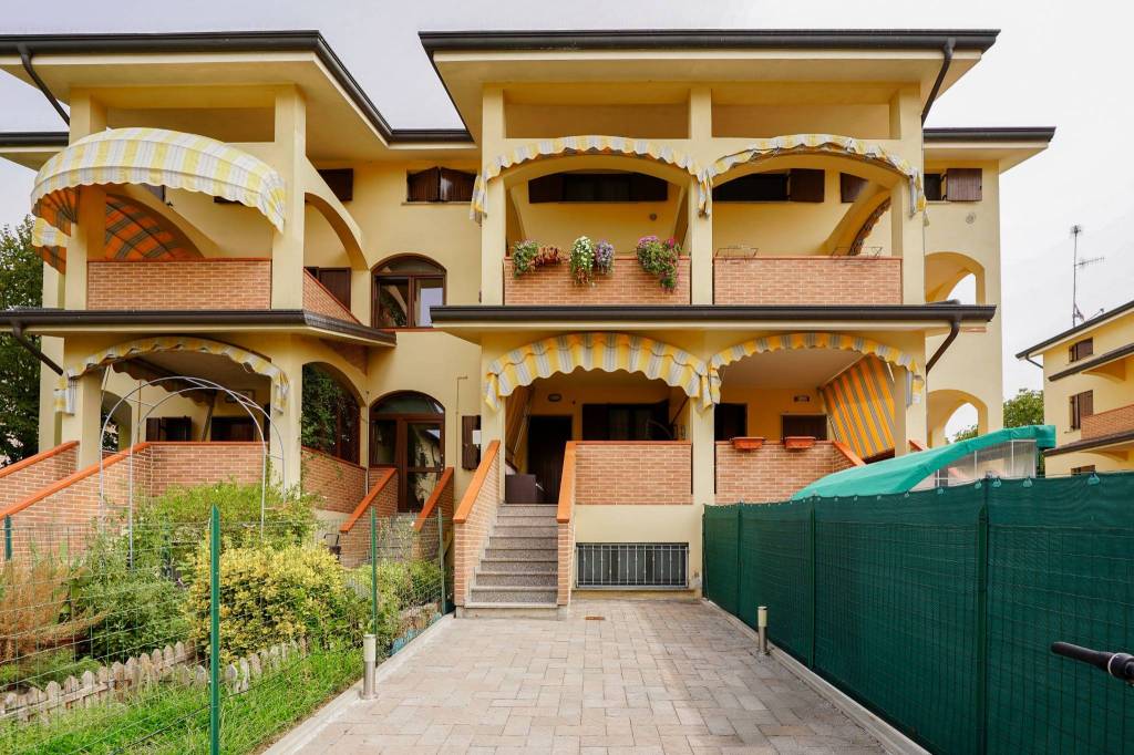 Praticello: Maisonette con cortile, taverna e garage.