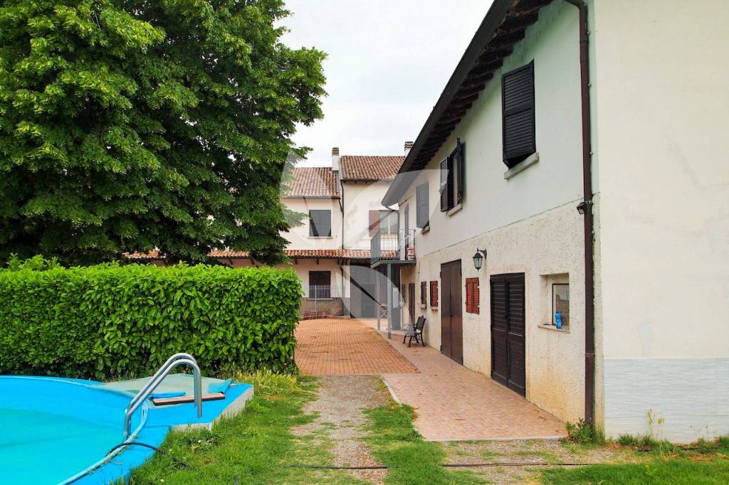 Casa indipendente con giardino privato, garage