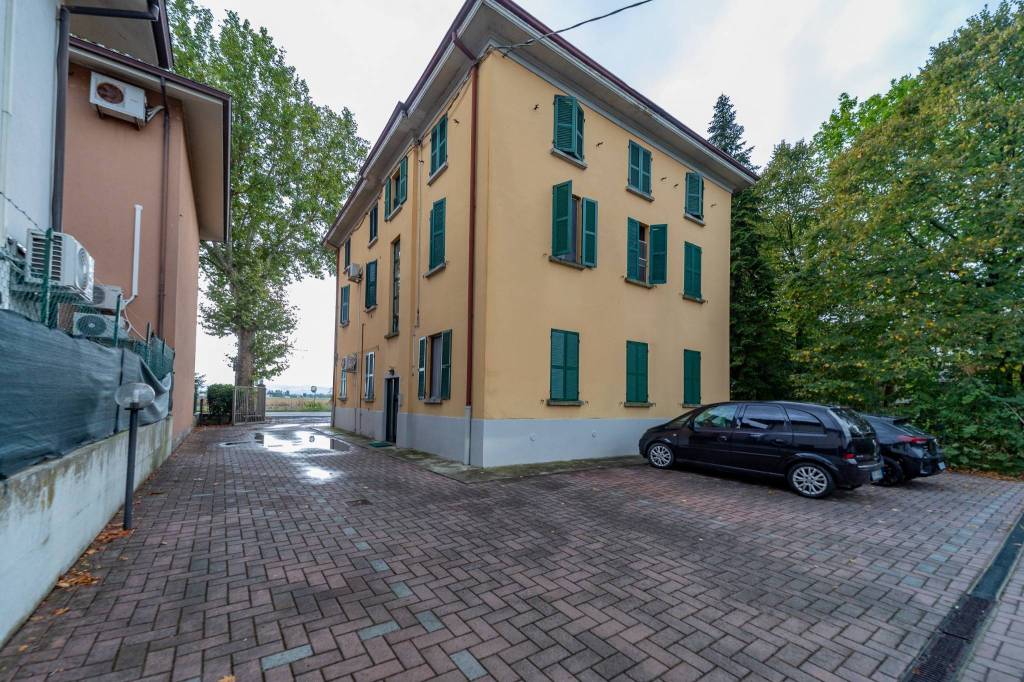 Trilocale all’ultimo piano, pronto da vivere! Con garage.