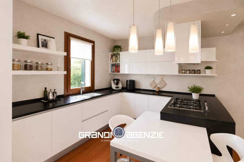 Villa con Giardino in Vendita a Silea