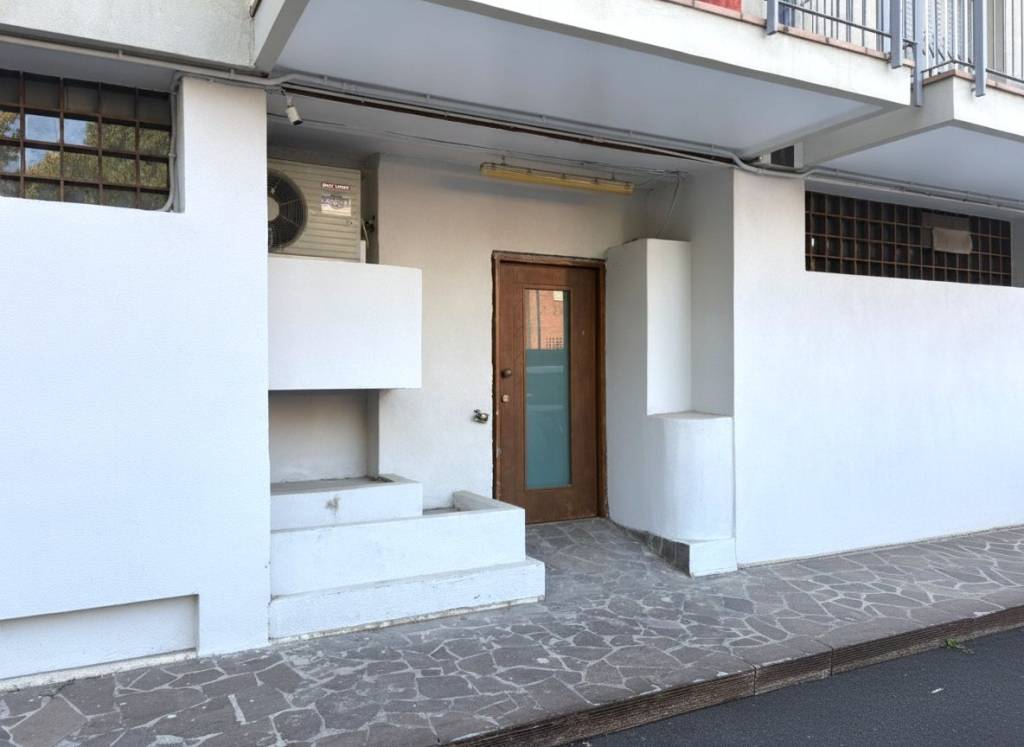 SANTA BERTILLA – Ufficio al piano terra con posto auto condominiale