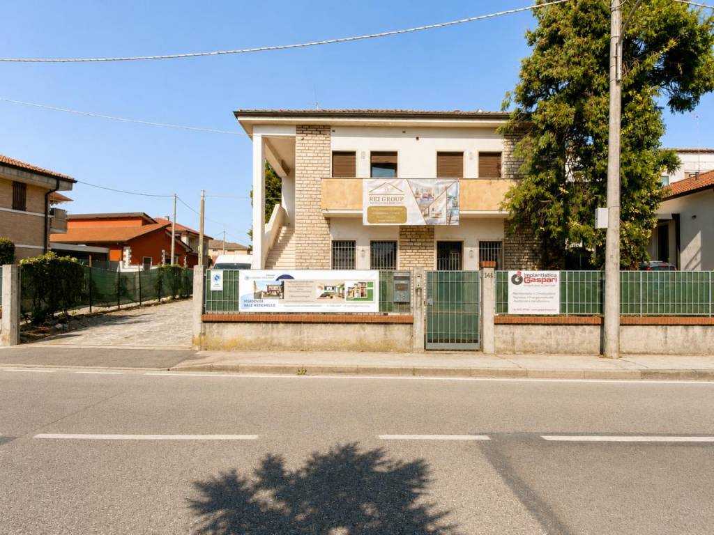 V. ASTICHELLO – Mini ristrutturato classe A con piccolo giardino e garage