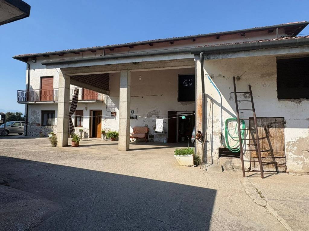VIGARDOLO – Nuda proprietà di casa singola con giardino e stalla