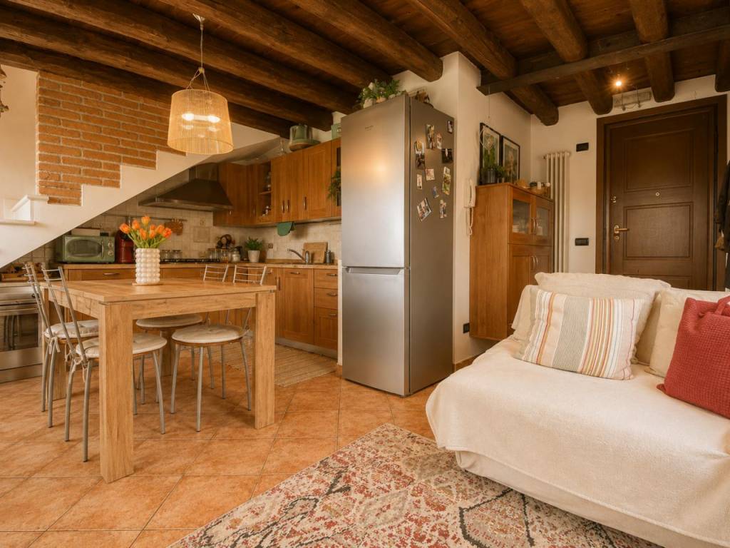 CAVAZZALE – Grazioso duplex con giardino di proprietà, due posti auto e cantina