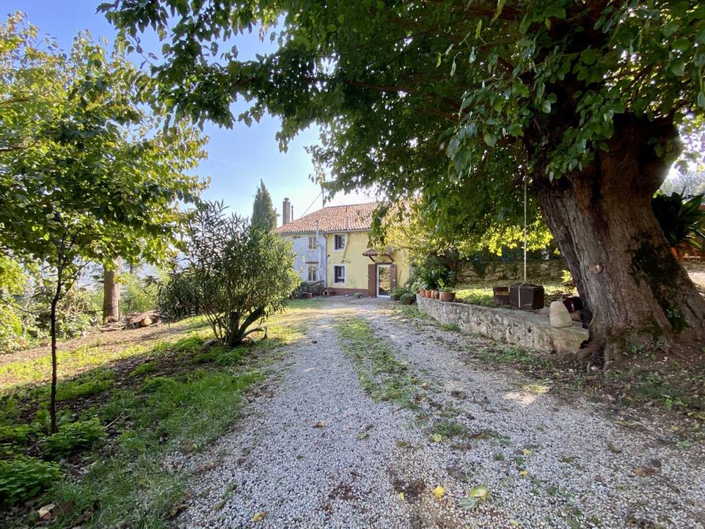 VAL LIONA – Rustico con annesso e giardini privati