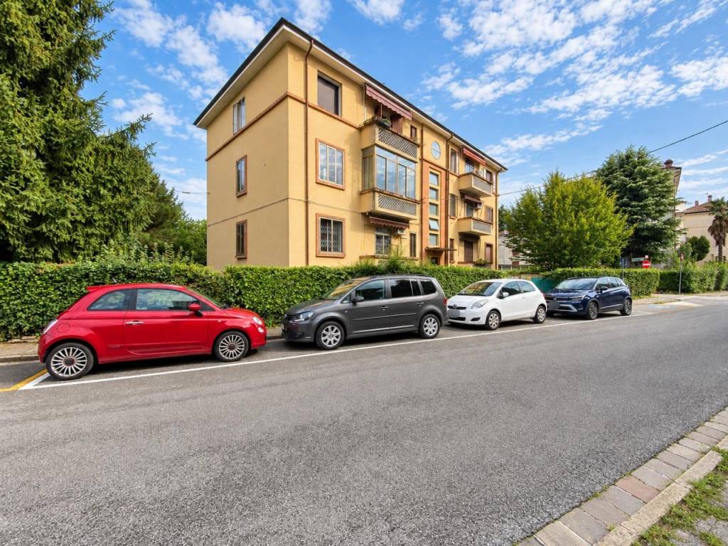 ZONA PISCINE – Appartamento bicamere al primo piano con garage