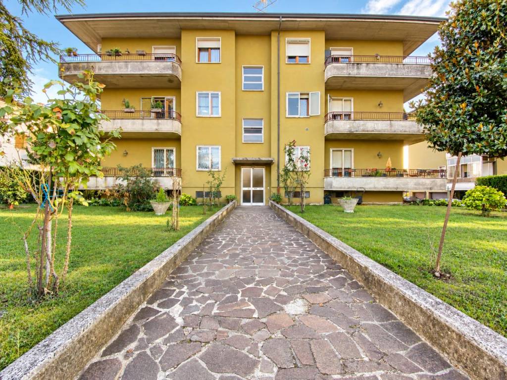 CREAZZO – Appartamento tricamere con due bagni, cantina e garage