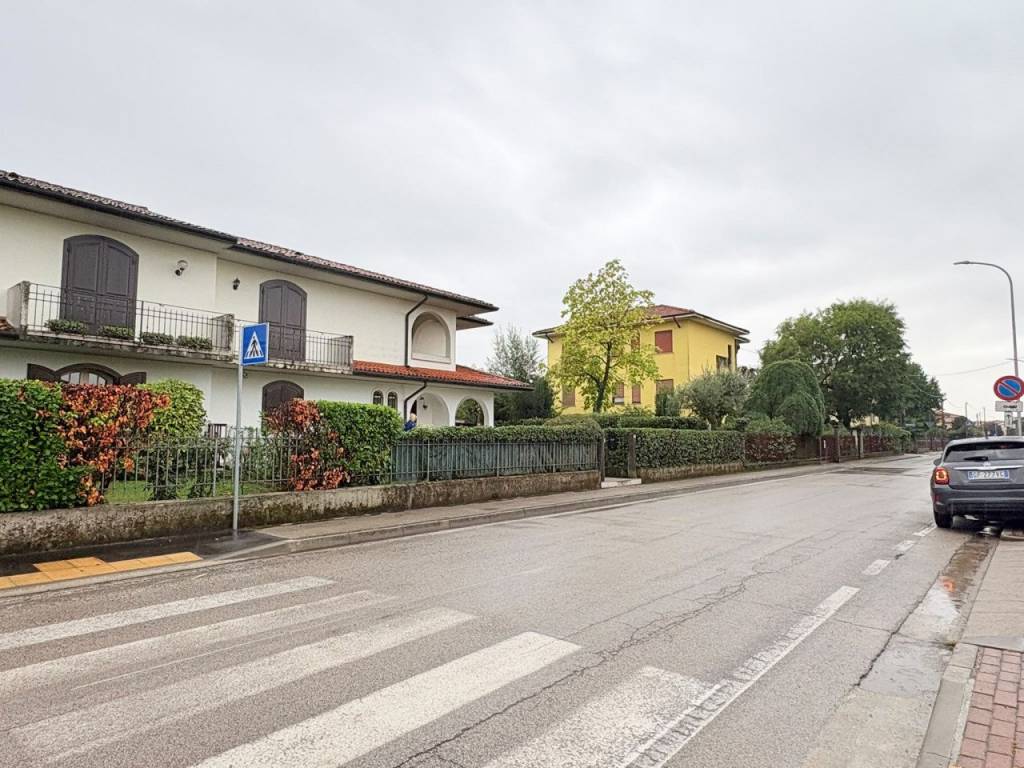 MONTICELLO CONTE OTTO – Bifamiliare affiancata con giardino, taverna e garage doppio