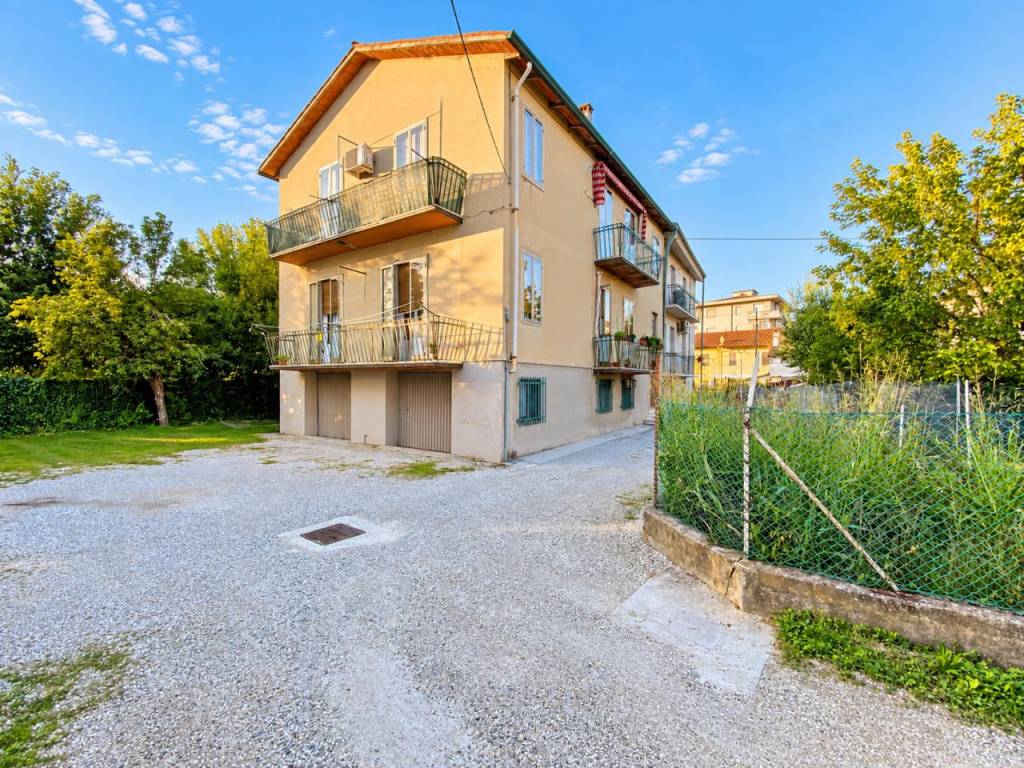 SAN PIO X – Ampio e luminoso appartamento tricamere con balconi e due garage