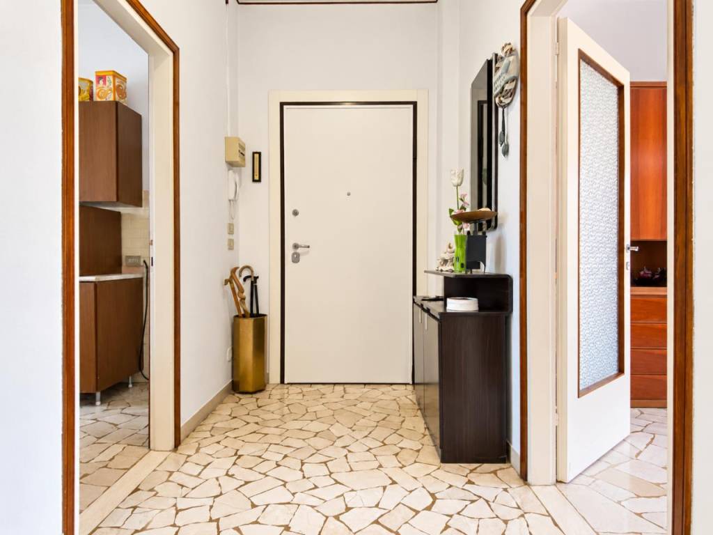 SAN BORTOLO – Ampio e luminoso tricamere con terrazze e garage