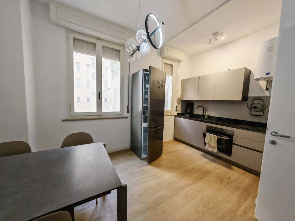 Trilocale ristrutturato e venduto completo di arredo.