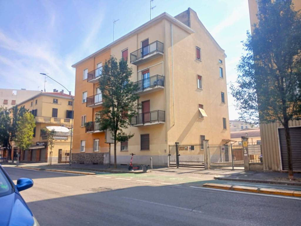 AFFITTASI AMPIA CAMERA MATRIMONIALE IN APPARTAMENTO CONDIVIS