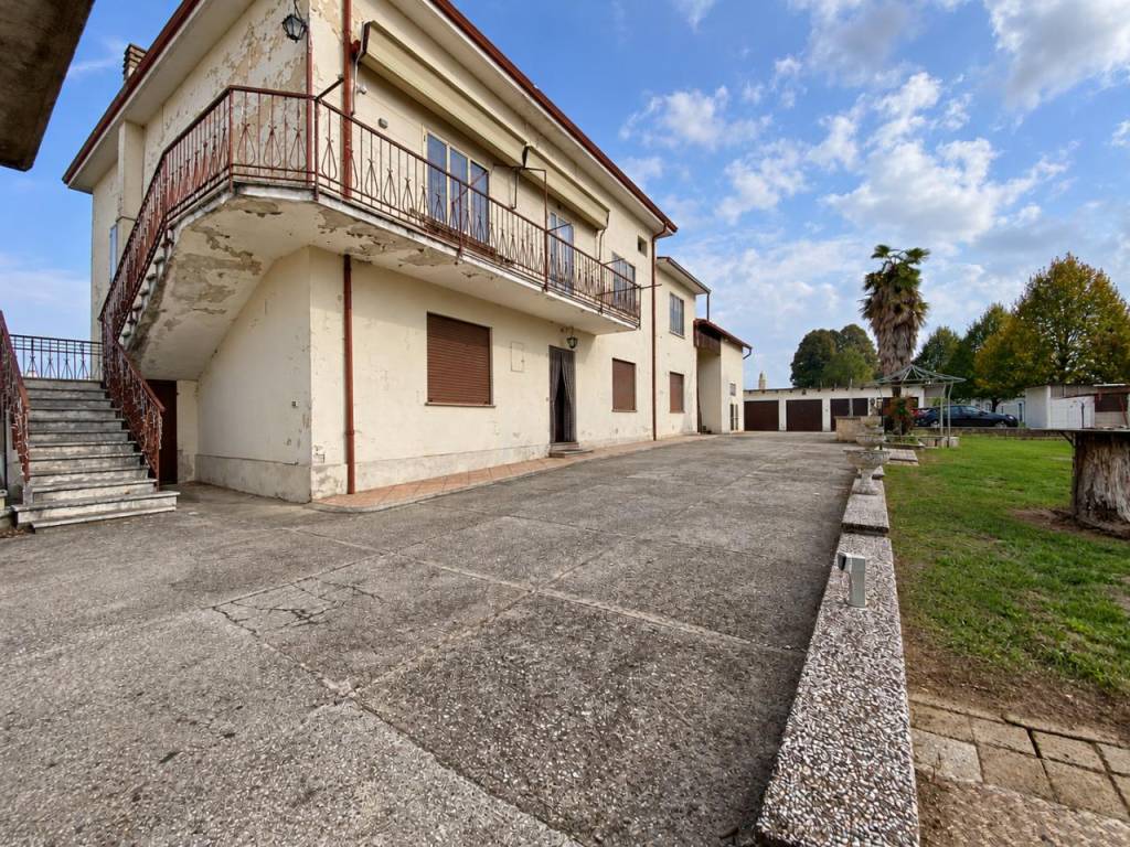 BERTESINA – Ampio appartamento da ristrutturare con giardino, annessi e terreno