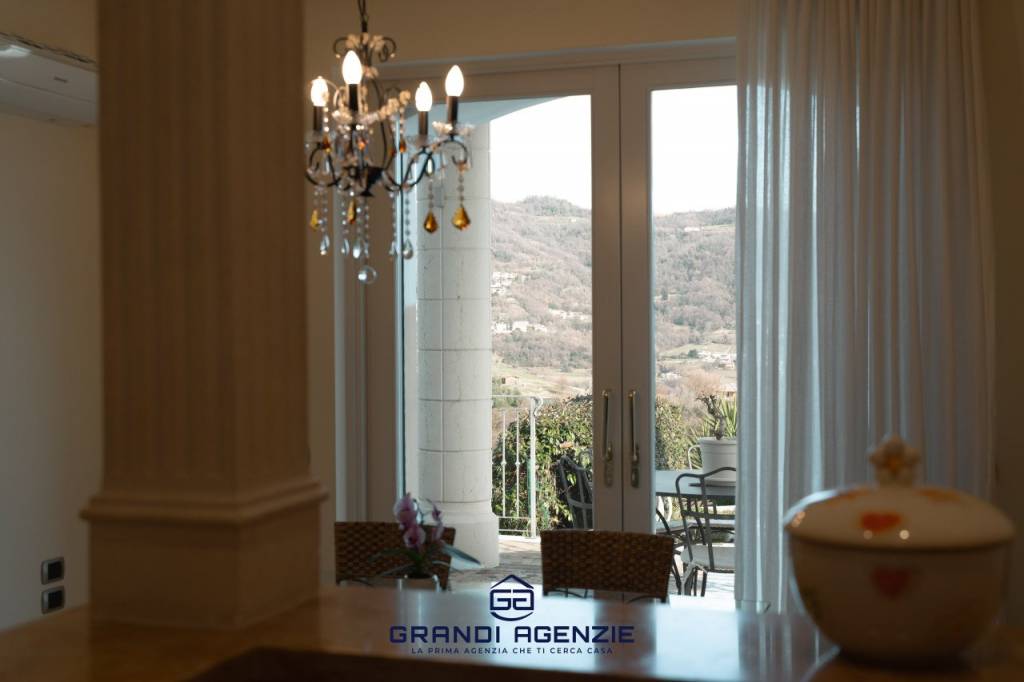 CHIAMPO – Elegante villa singola con giardino esclusivo